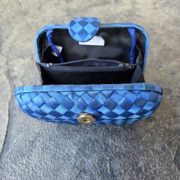 Vintage La Regale Blue Satin Woven Clutch with Strap Gold Hardware Magnetic Snap - Picture 6 of 15